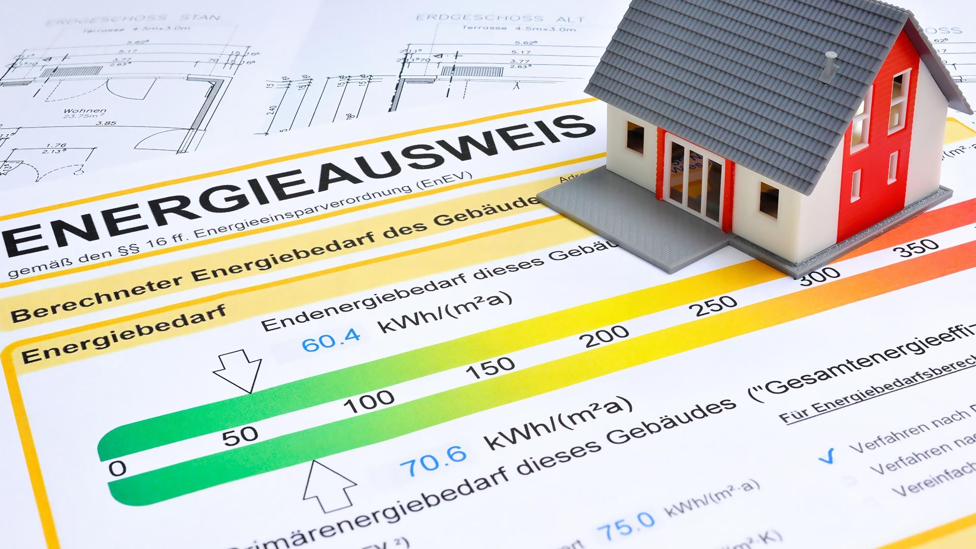 Energieausweis mit Miniaturhaus