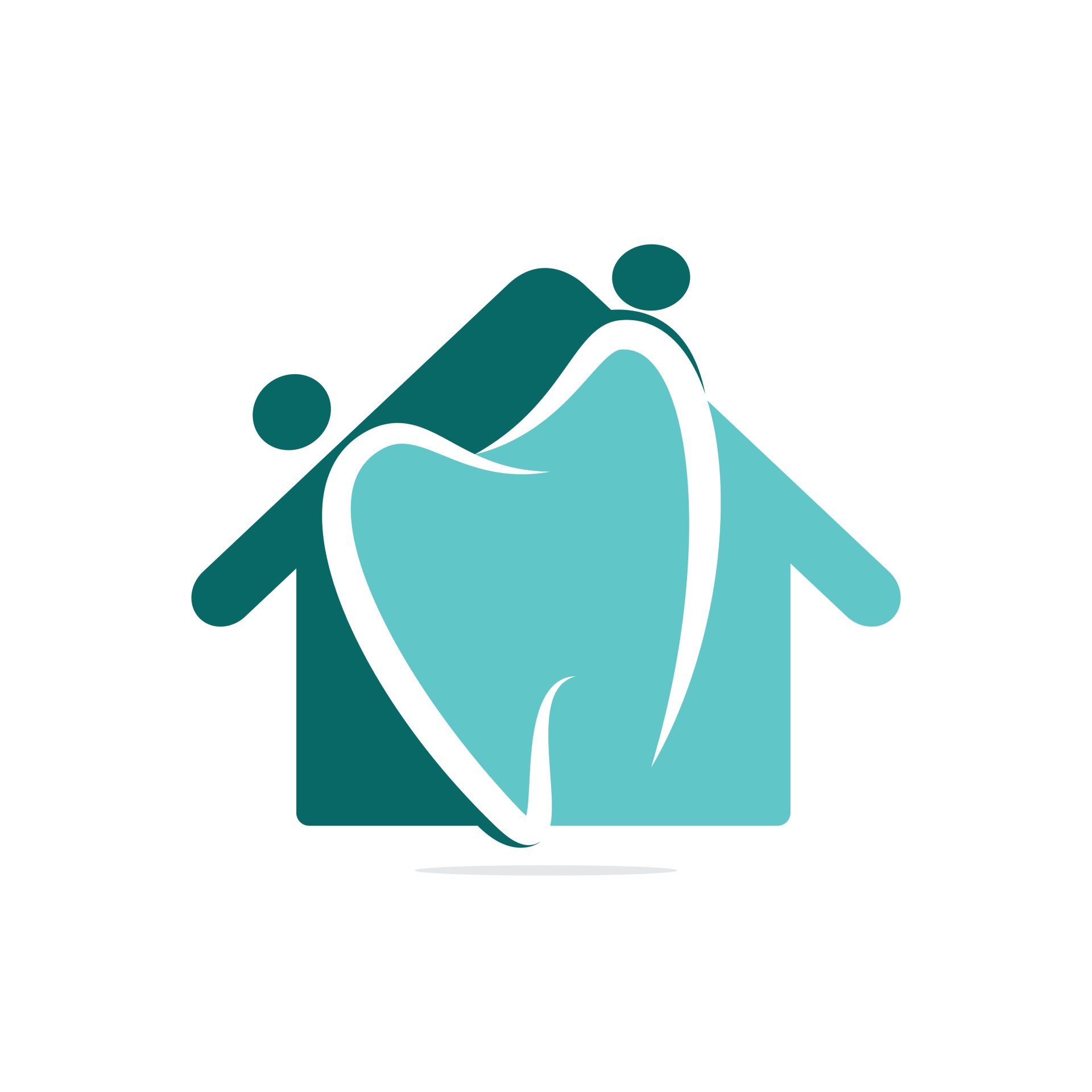 Un couple de personnes tenant une dent devant une maison.