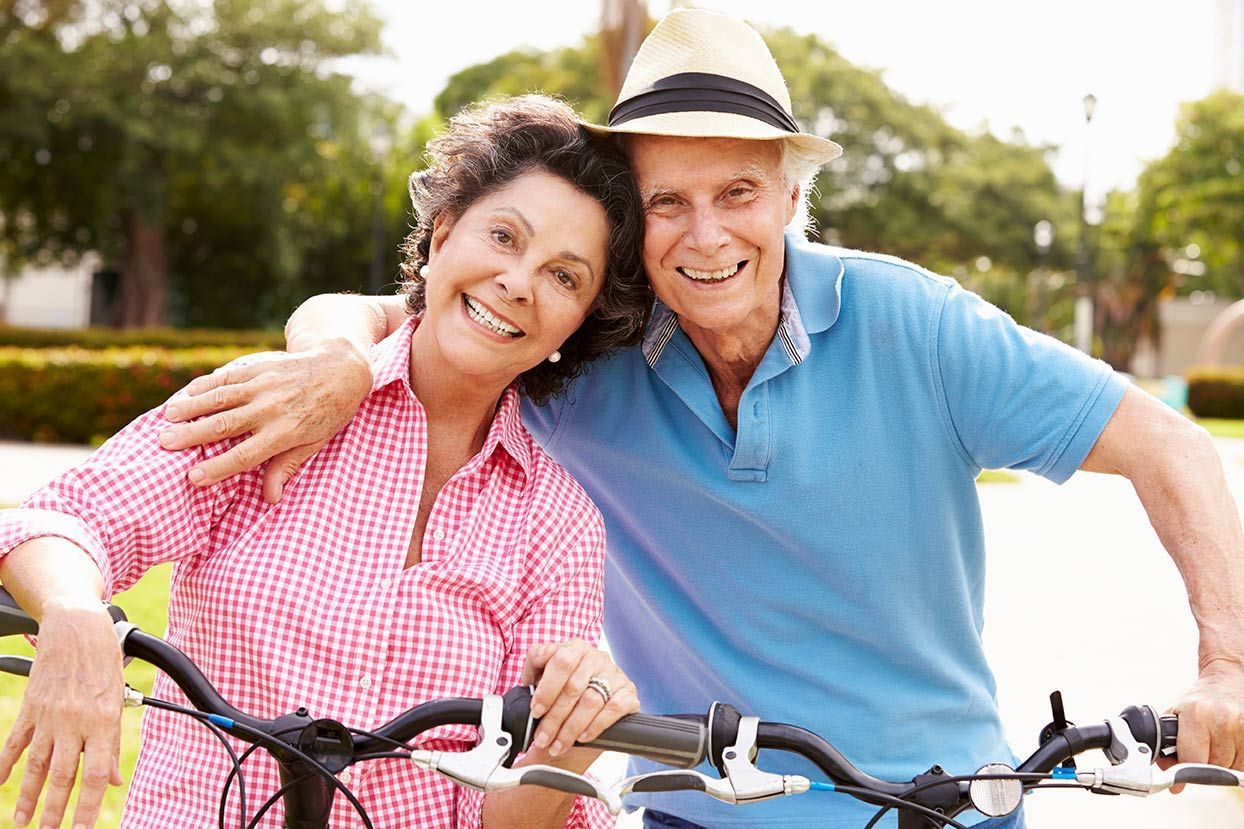 Un homme et une femme sont debout l'un à côté de l'autre sur des vélos.