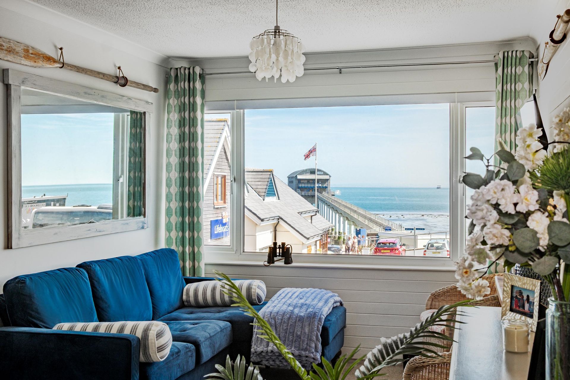 Driftwood apartment sleeping 1 or 2 guests with a beach hut pet friendly