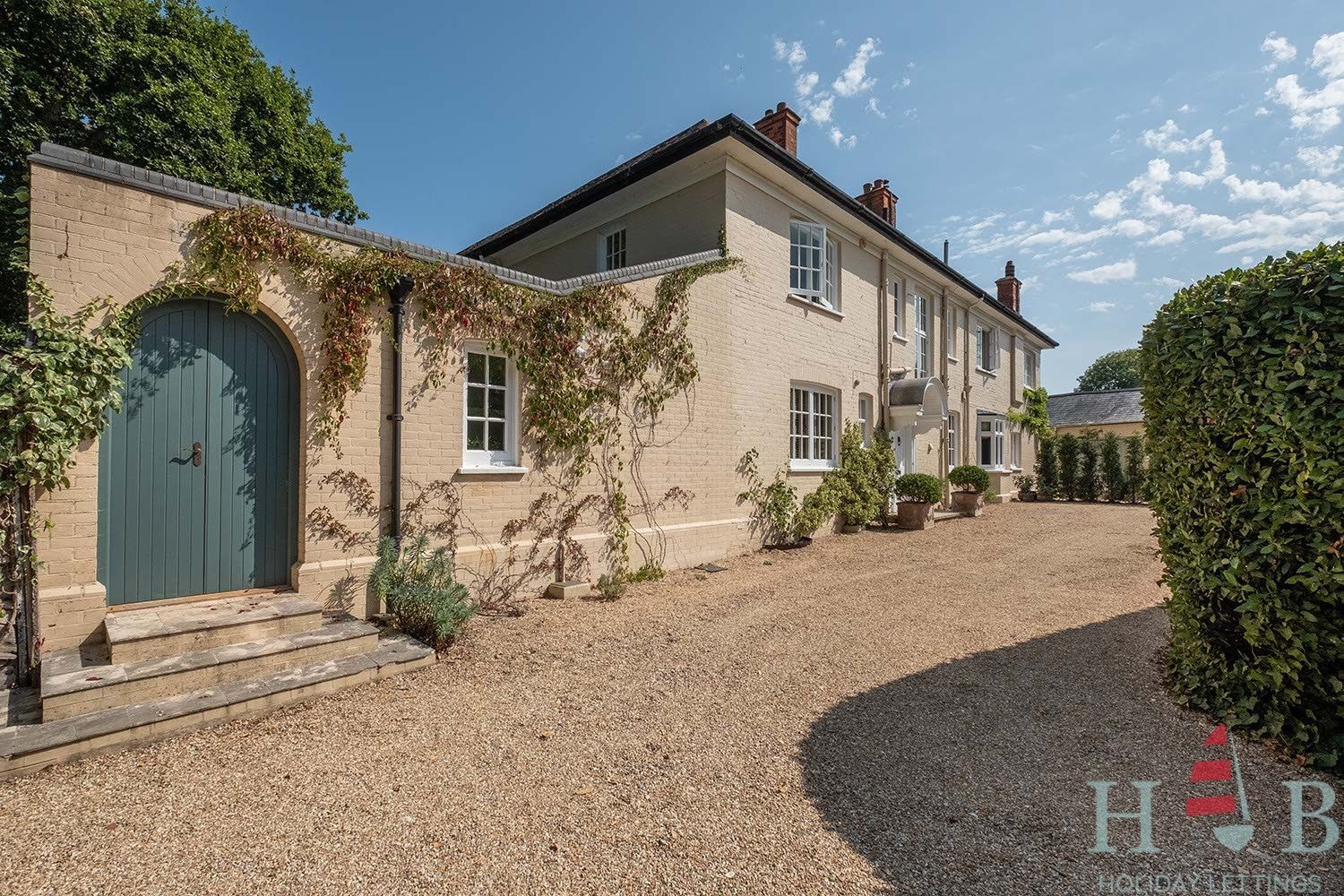 Elegant house sleeping up to 12, hot tub included, stunning garden