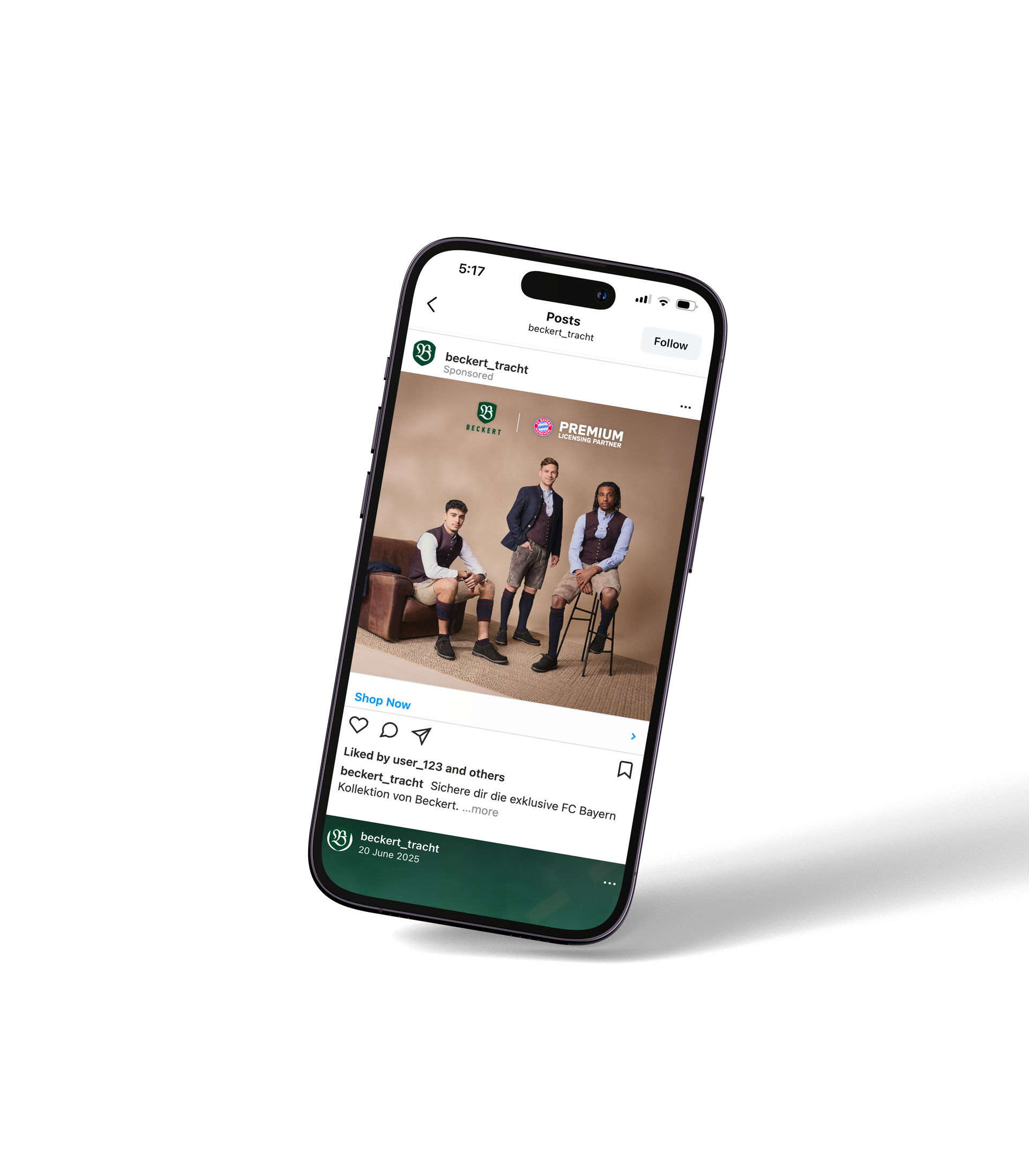 Ein Smartphone zeigt einen Social-Media-Beitrag mit drei Personen auf einer Bühne vor einem beigen Hintergrund.