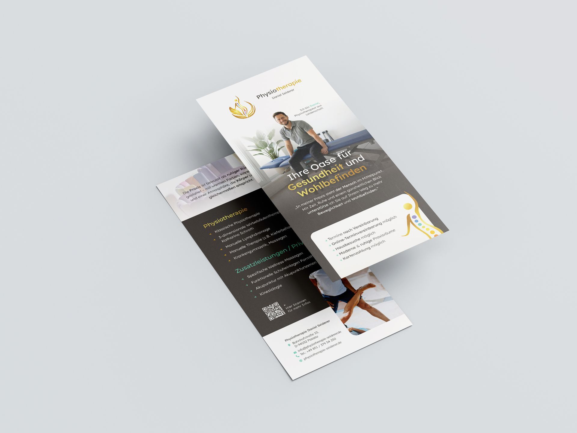 Visitenkarten in verschiedenen Farben und Designs, mit Logo und Text auf hellblauem Hintergrund.