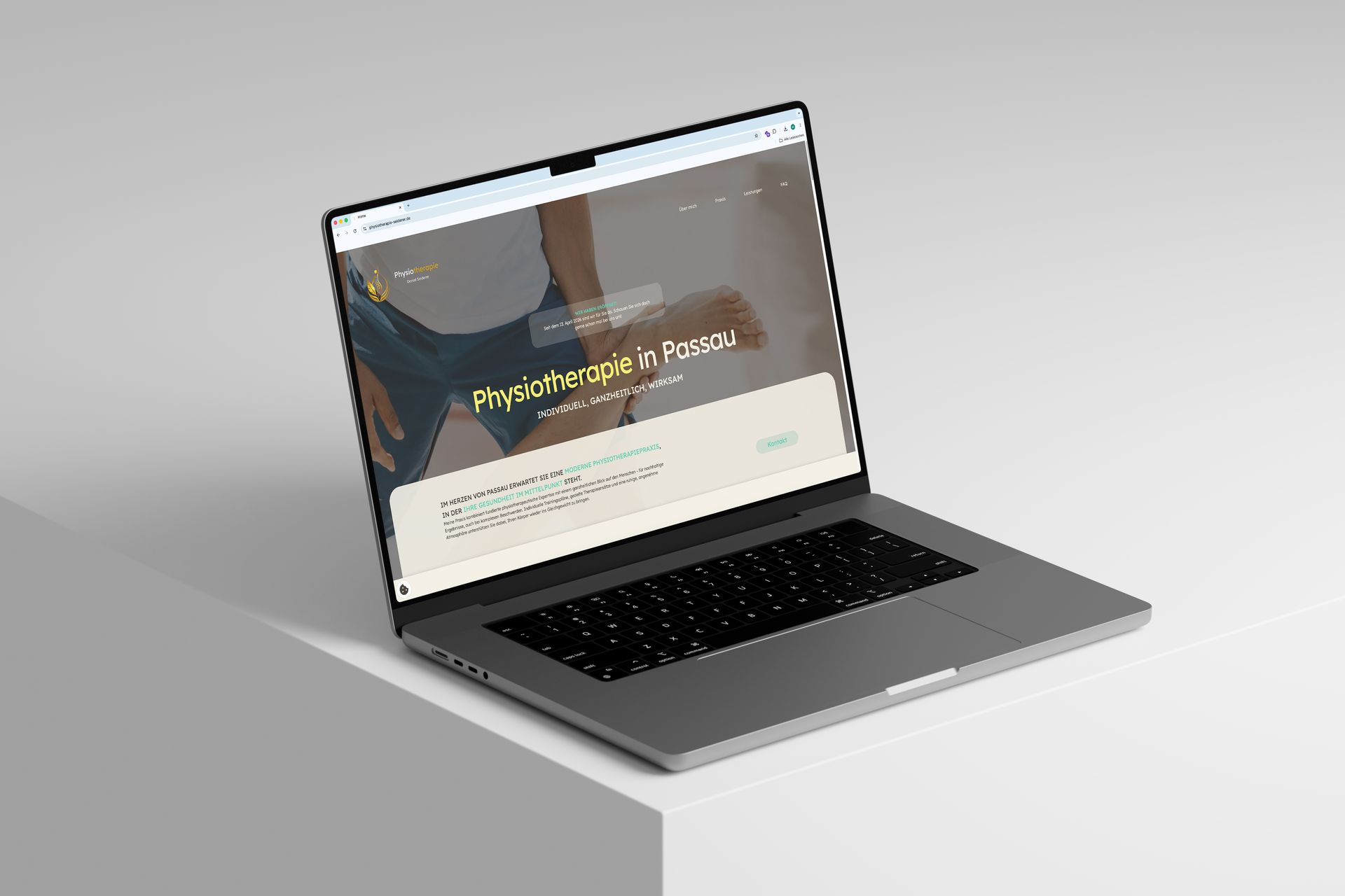 Laptop-Bildschirm mit einem Logo-Designraster, das violette und türkisfarbene Elemente enthält.