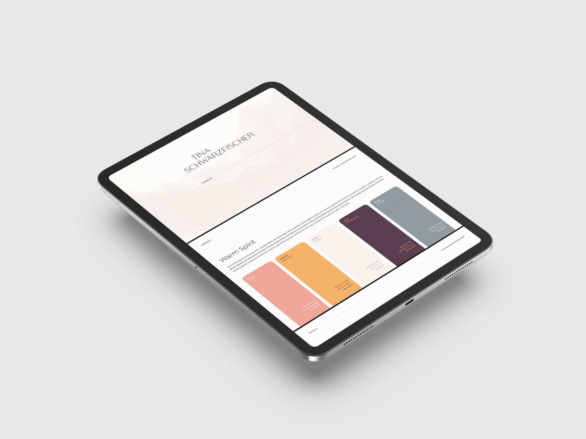 Visitenkarten in verschiedenen Farben und Designs, mit Logo und Text auf hellblauem Hintergrund.
