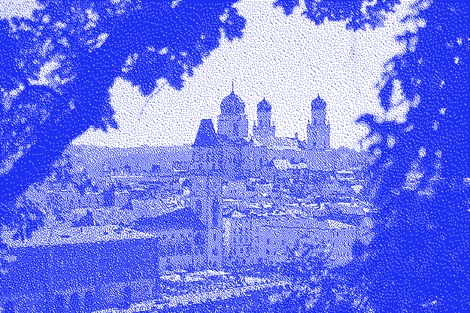 Blau-weißes, pixeliges Bild einer Gebäudesilhouette unter bewölktem Himmel.