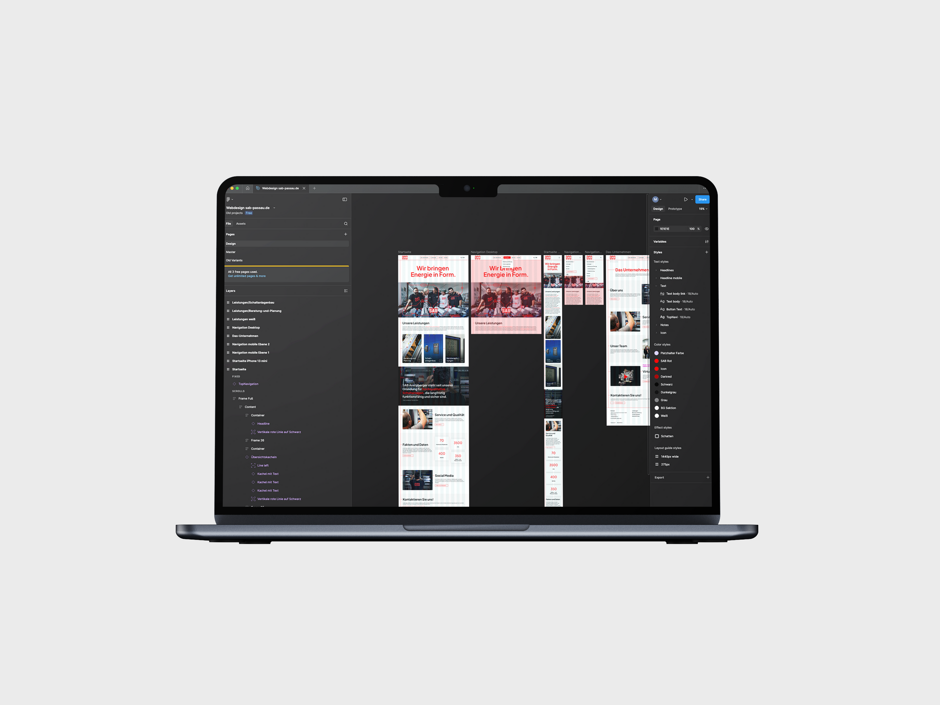 Laptop mit einer Designoberfläche und mehreren App-Bildschirmen in heller Umgebung.