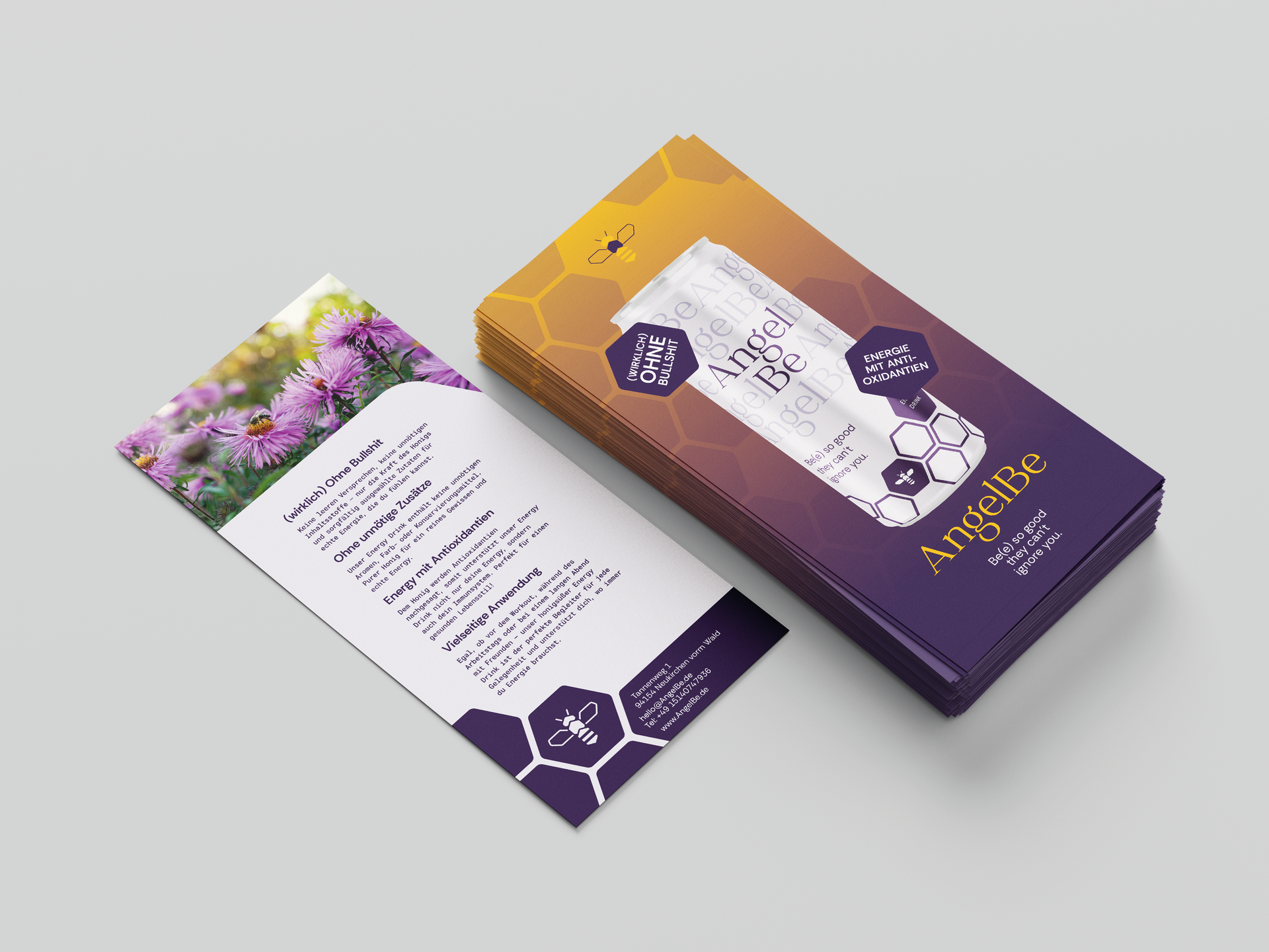Zwei Hochzeitseinladungskarten mit lila-goldenem Blumenmuster auf weißem Hintergrund