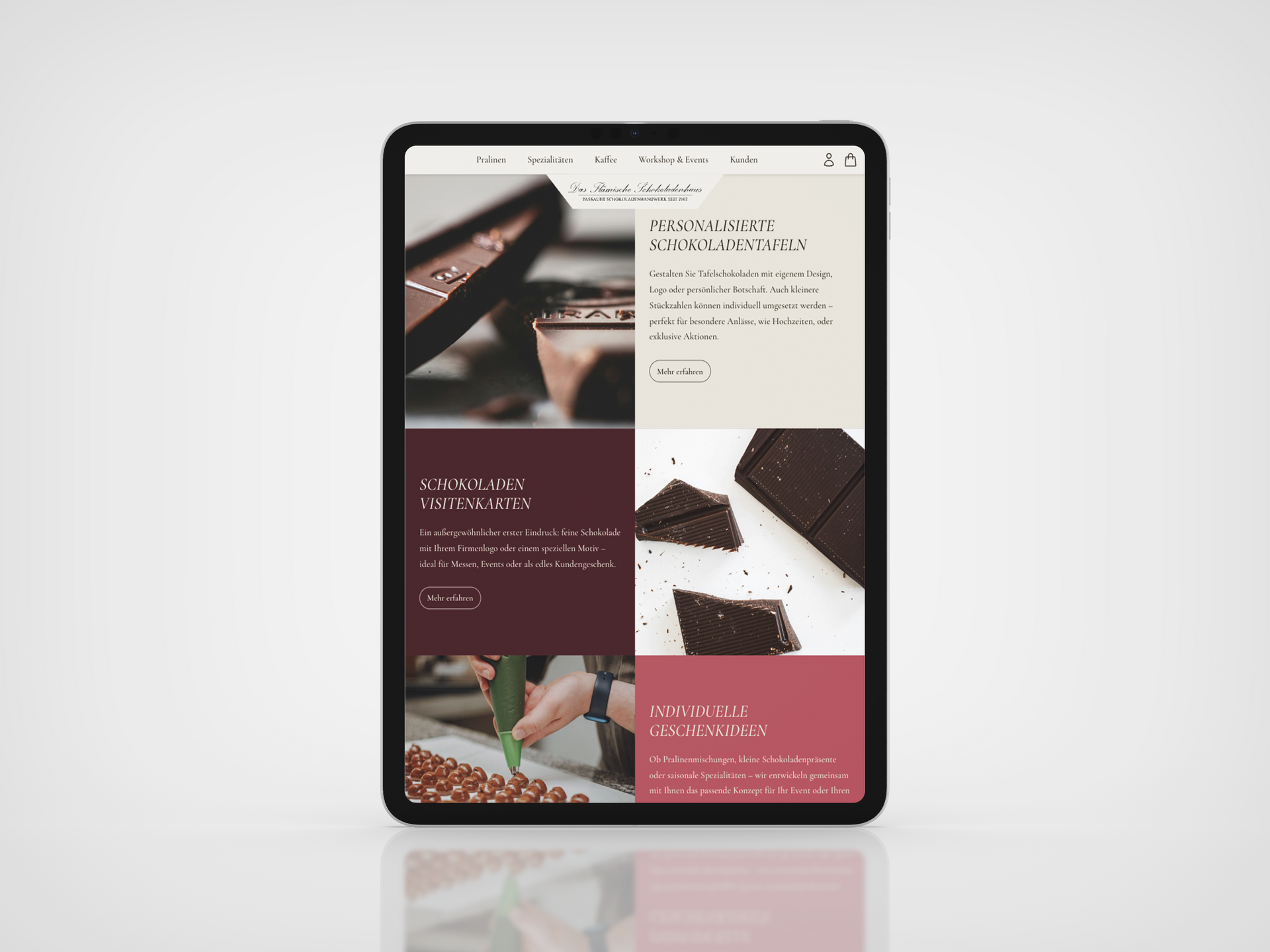 Tablet mit der Webseite eines Schokoladenherstellers, Fotos und Text in Braun- und Rottönen.