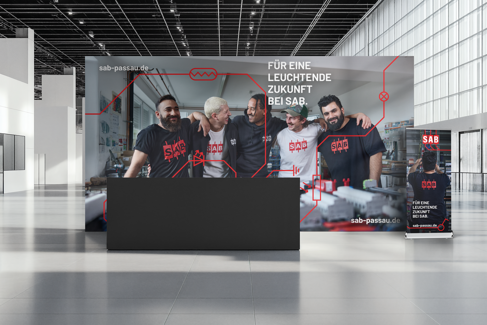 Ein Werbedisplay mit fünf Personen, einem großen Bildschirm und einem Smartphone. Rote Akzente.