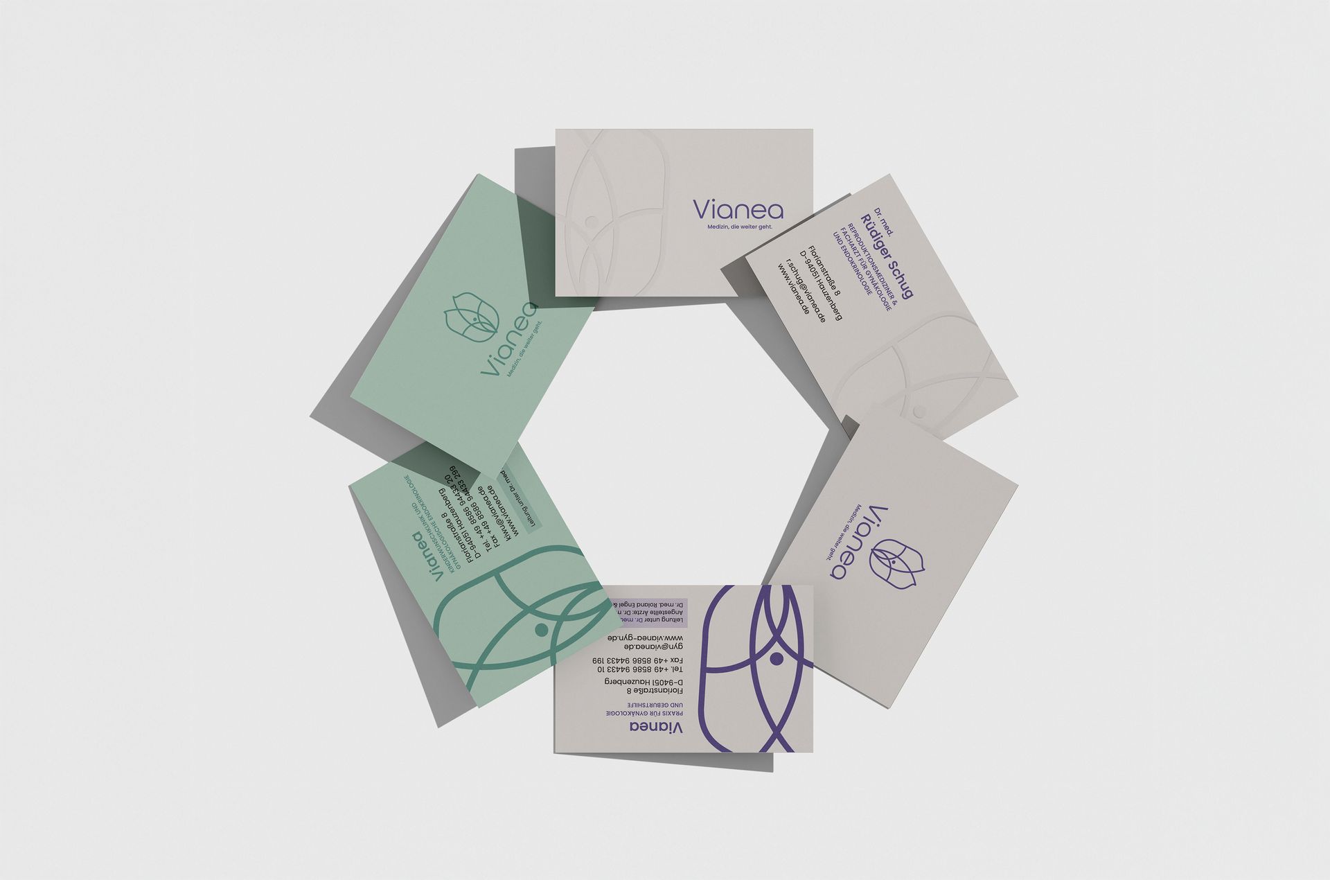 Sechs Visitenkarten, in Sechseckform auf einer weißen Fläche angeordnet, mit minimalistischem Design in gedeckten Farben.