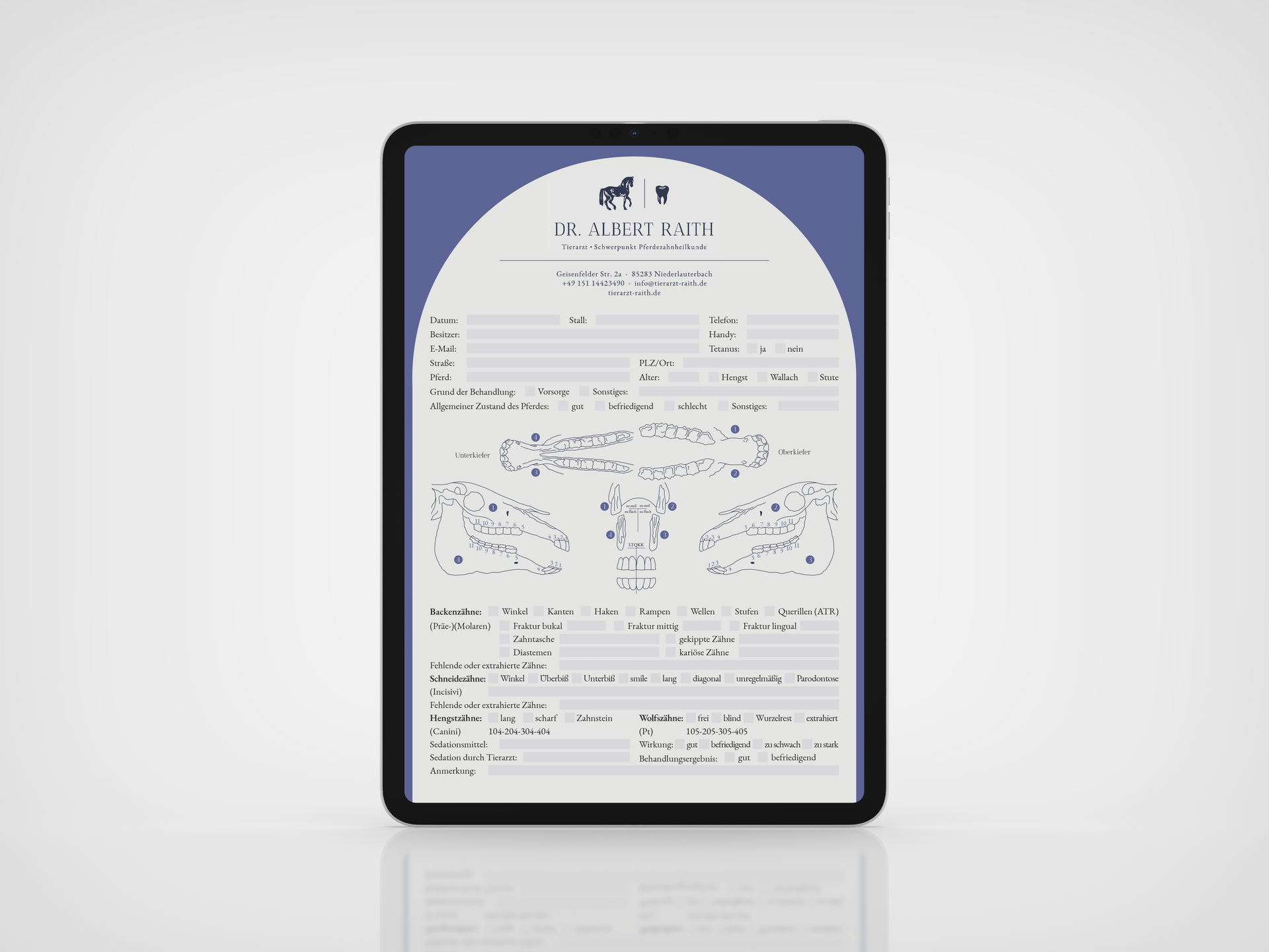 Tablet mit der Anzeige eines Dokuments mit Text vor weißem Hintergrund.