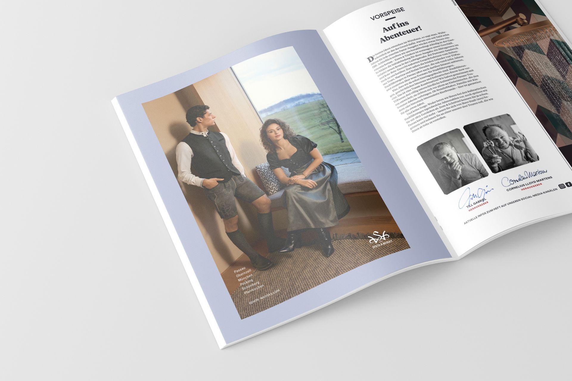 Aufgeschlagenes Magazin mit einer Fotostrecke von zwei Personen in einem Raum und Text auf der gegenüberliegenden Seite