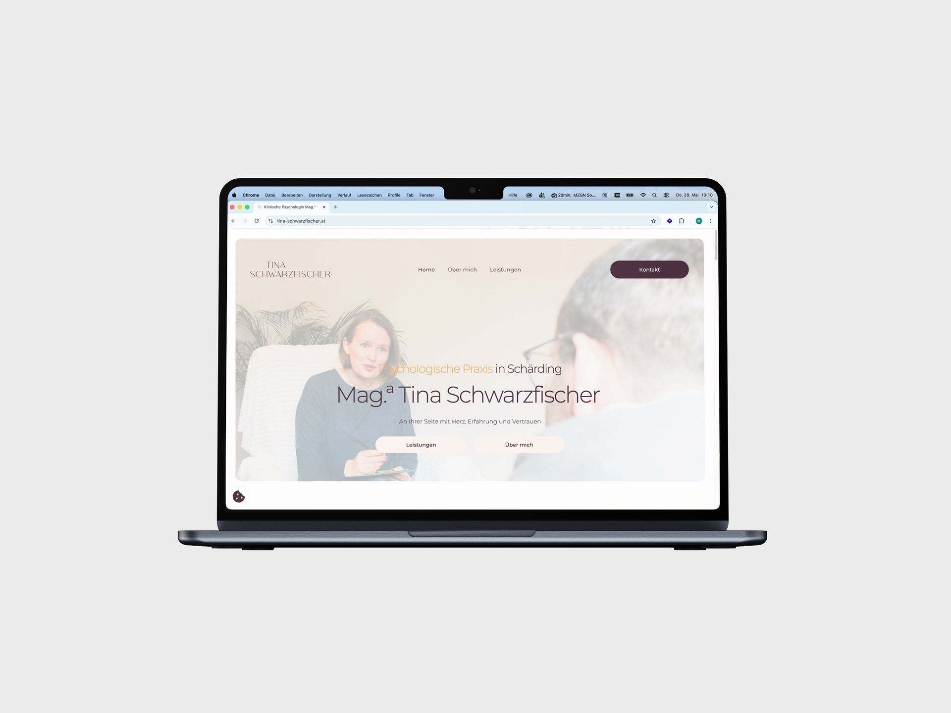 Sechs Visitenkarten, in Sechseckform auf einer weißen Fläche angeordnet, mit minimalistischem Design in gedeckten Farben.