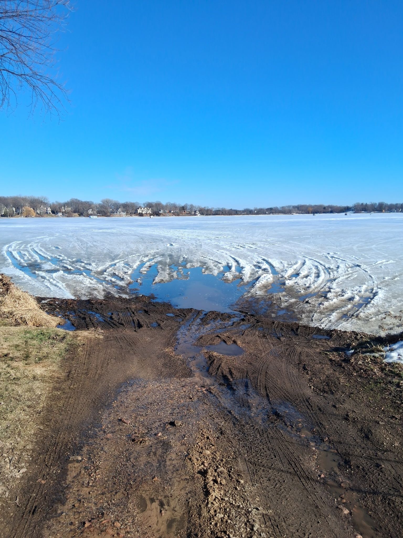 guided ice fishing on Lake Minnetonka in Minnesota
