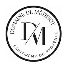 Een zwart-wit logo voor domaine de metifiot saint-remy-de-provence.