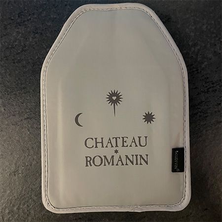 Een wit item met de tekst chateau romanin erop