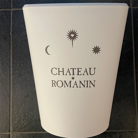 Een witte container met de tekst chateau romanin erop