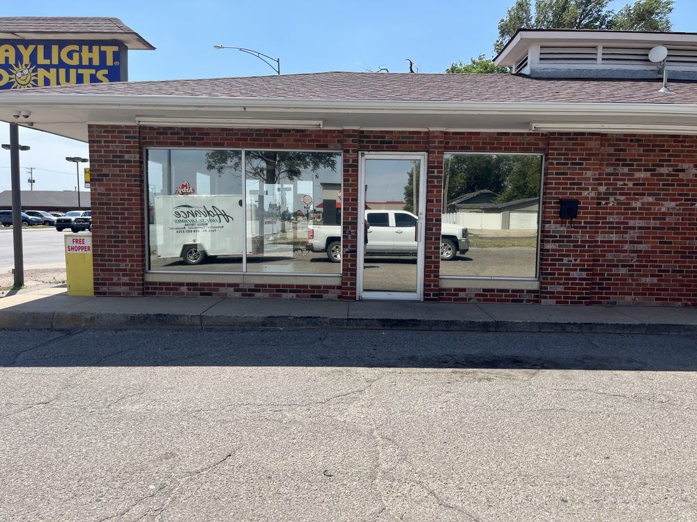 A brick building with a sign that says daylight donuts