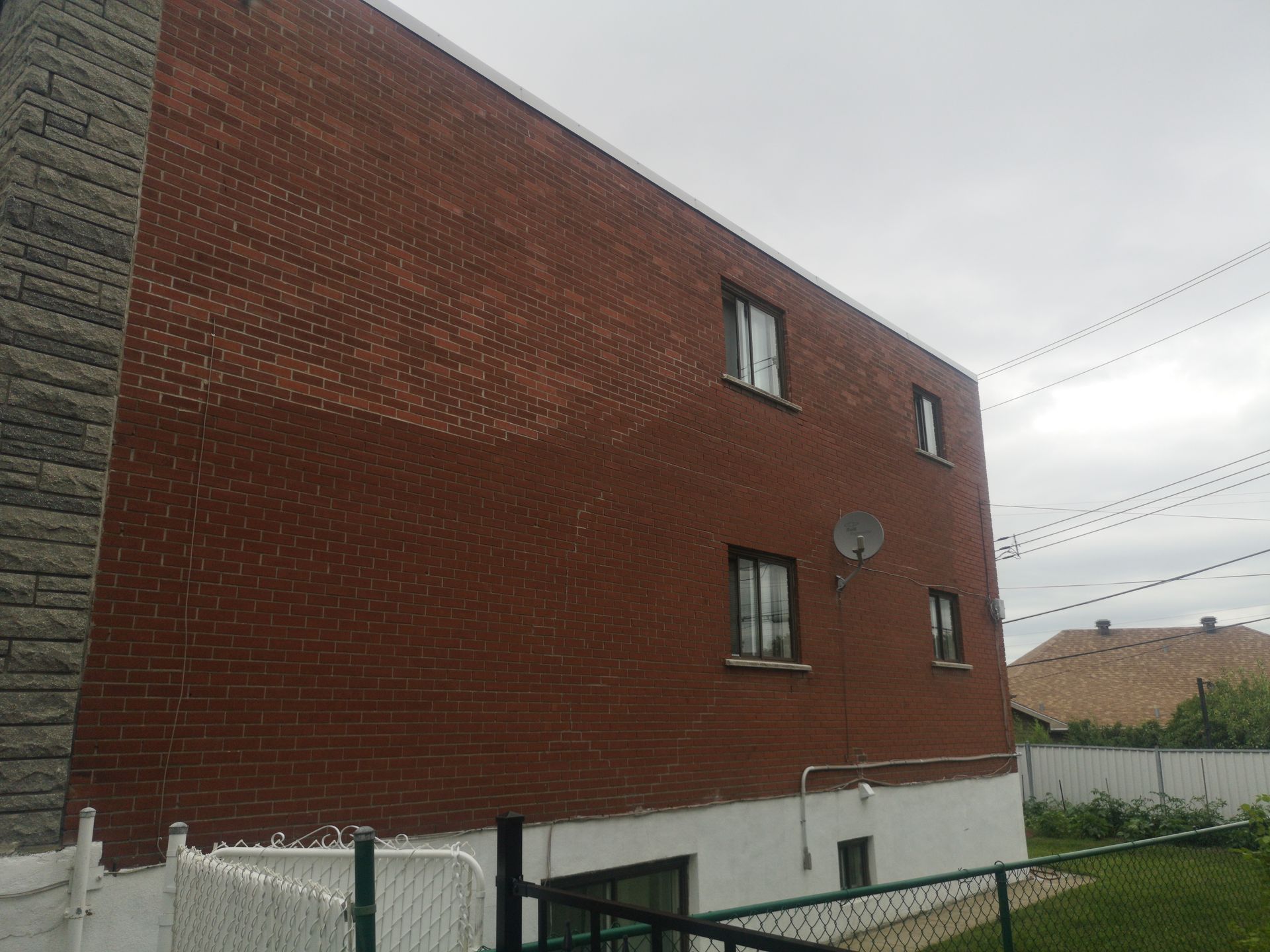 Un grand bâtiment en brique avec beaucoup de fenêtres