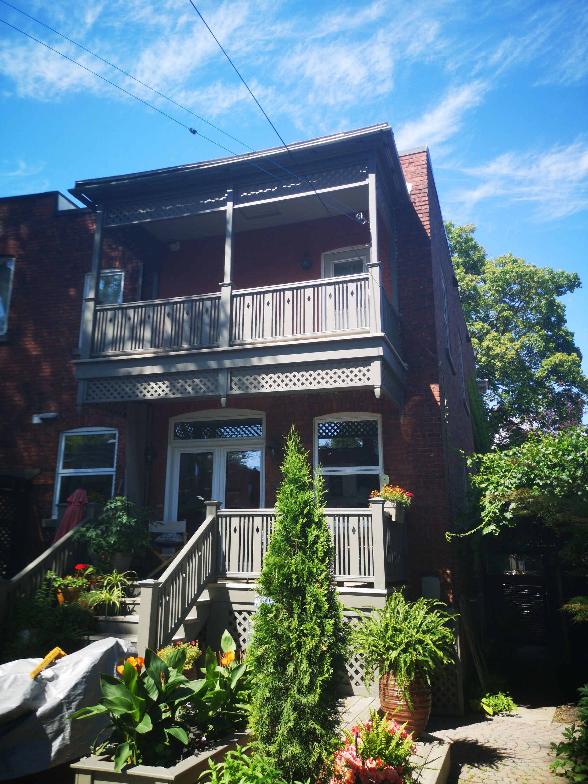 Une maison en brique avec balcon et escalier