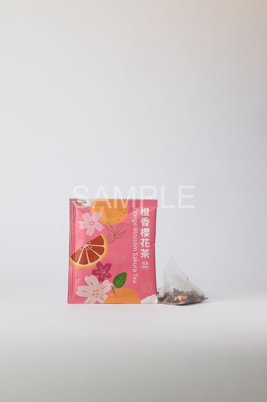 長方形禮盒,以青色和白色為底,上面印有蘋果、橘子和火龍果的圖案。