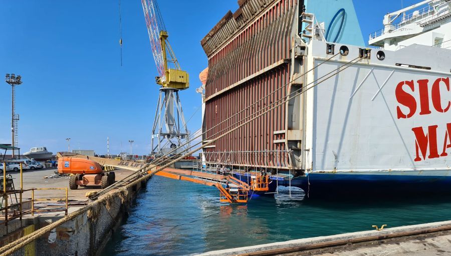 cantiere navale con macchinari