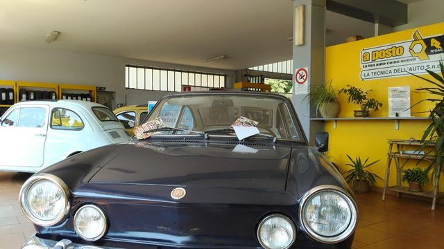 una macchina nera vintage