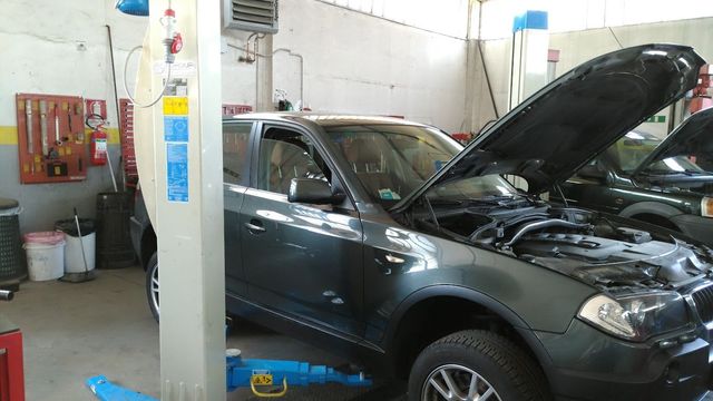 riparazione su macchina nera