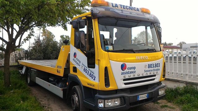 carro attrezzi giallo