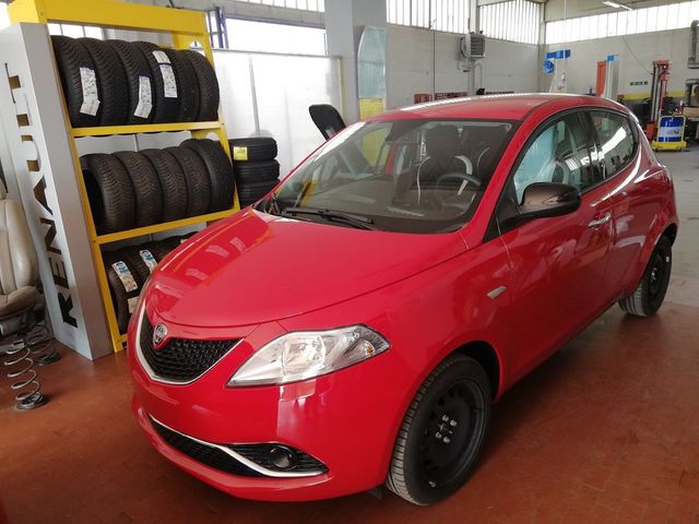 macchina rossa parcheggiata nel garage di un'officina