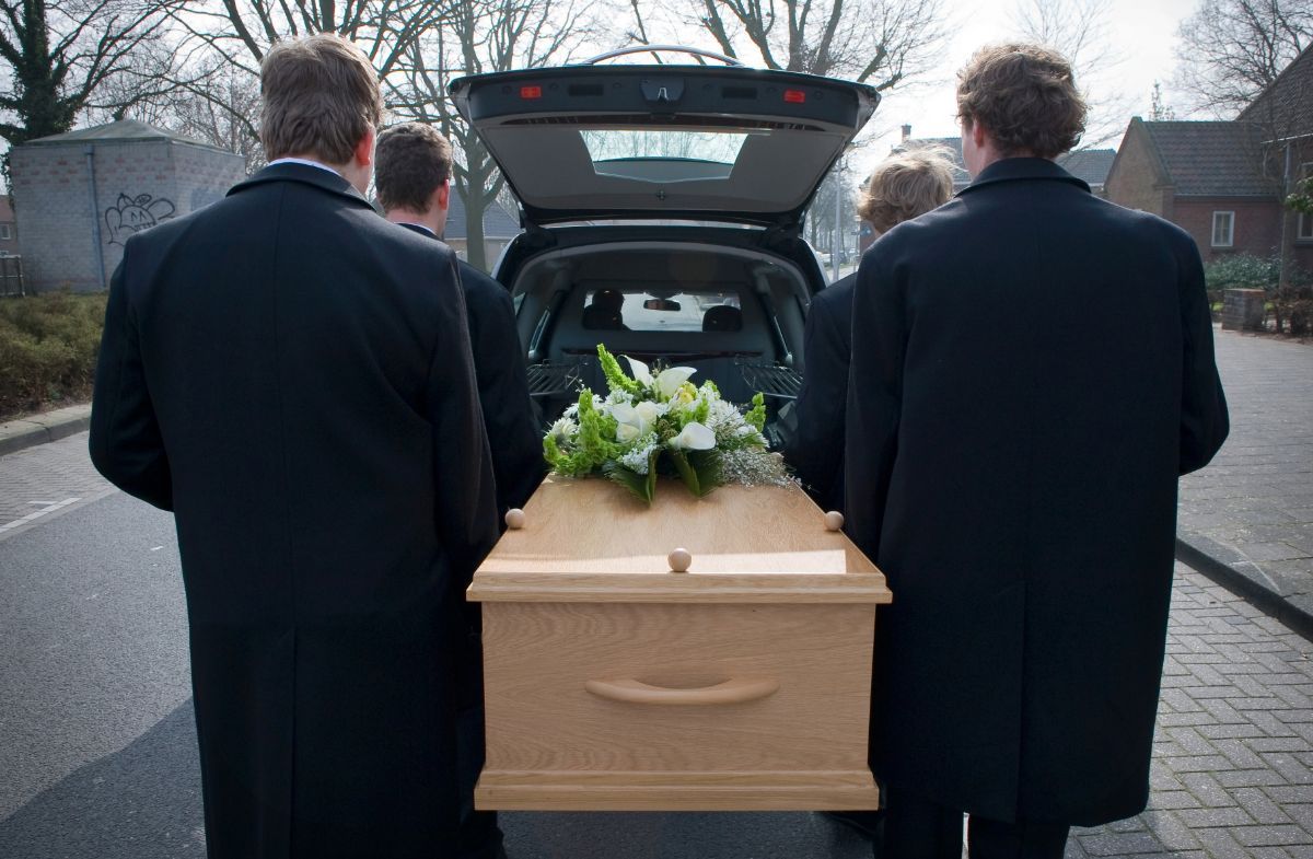 Trasporto funebre dell'agenzia funebre di Oristano