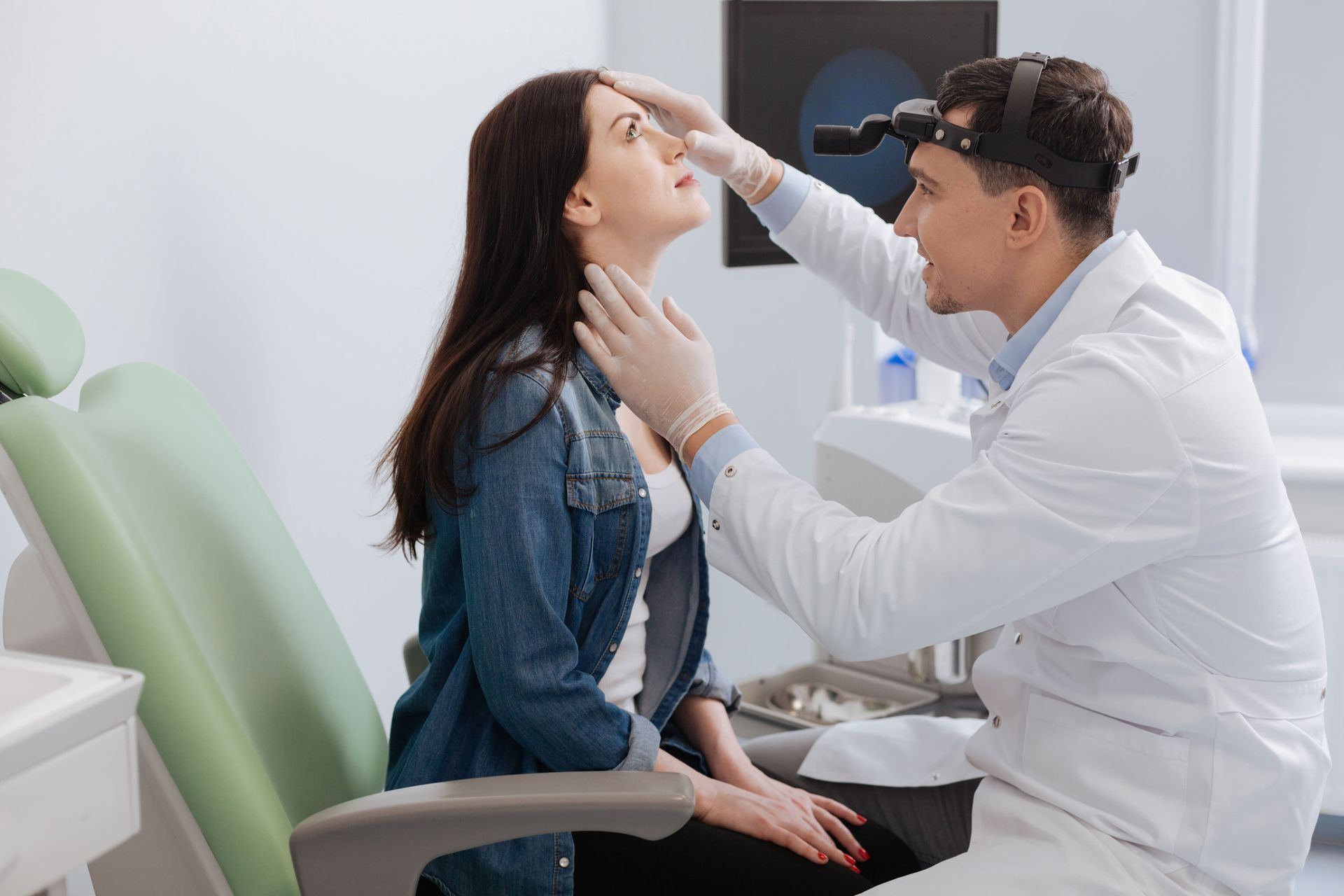 Um médico está examinando o nariz de uma mulher em um hospital.