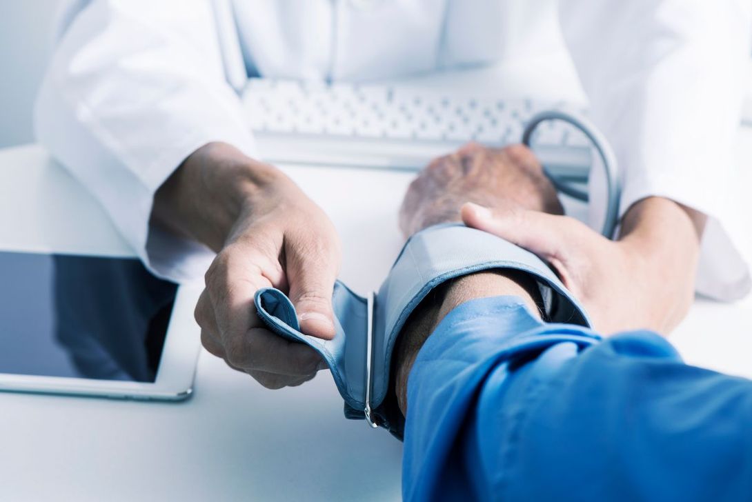 Cardiologo che prova la pressione a un paziente