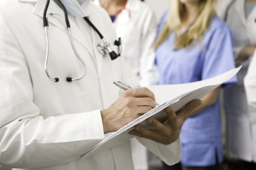 Cardiologo che compila una cartella clinica