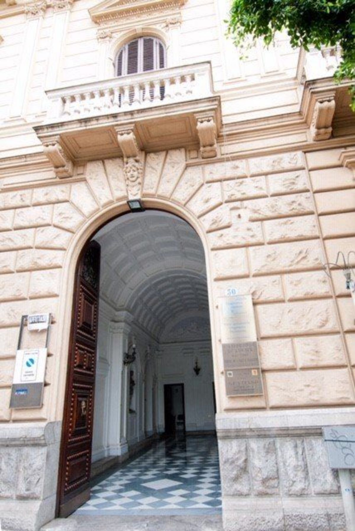 Ingresso dell'ambulatorio per la cura delle malattie cardiovascolari