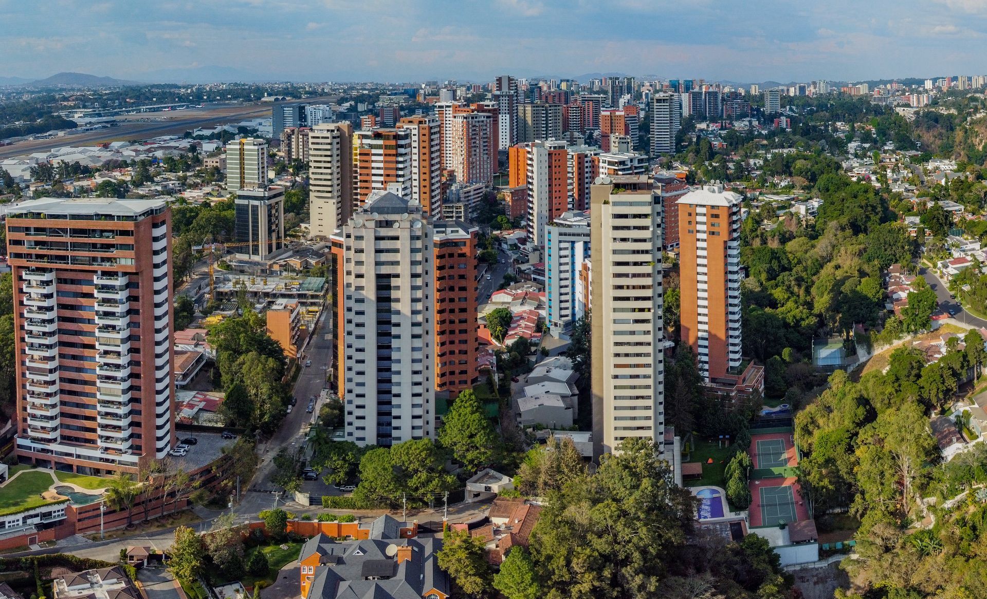 Denso horizonte urbano con rascacielos bajo un cielo nublado.