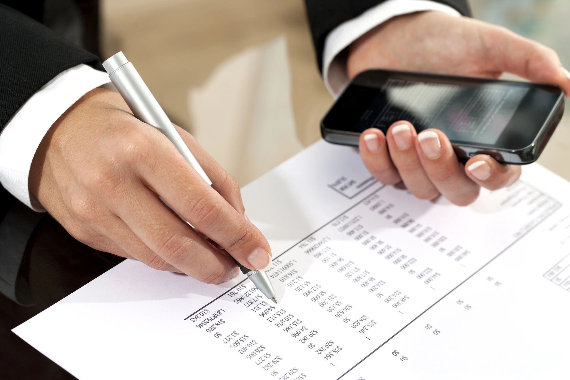 Equipo de contabilidad revisando reportes financieros