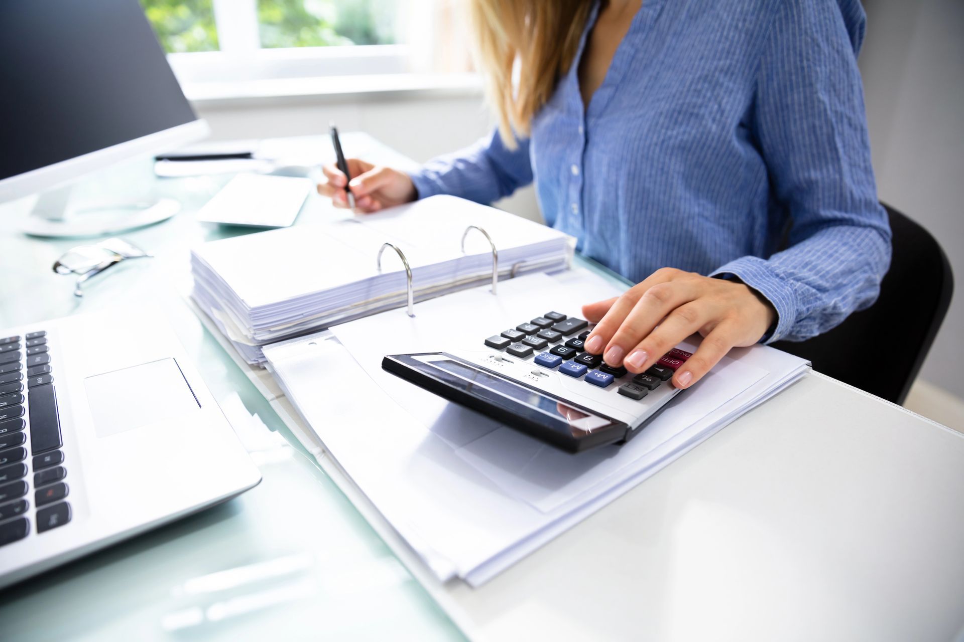 Equipo de contabilidad revisando reportes financieros