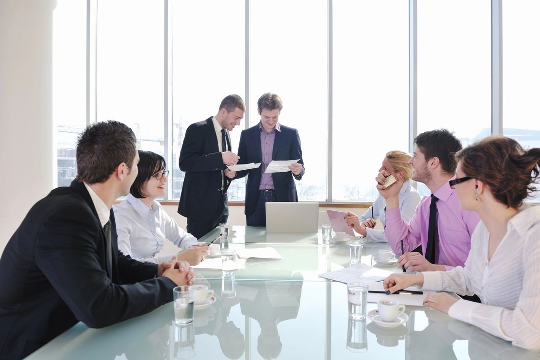 Reunión de negocios en una luminosa sala de conferencias