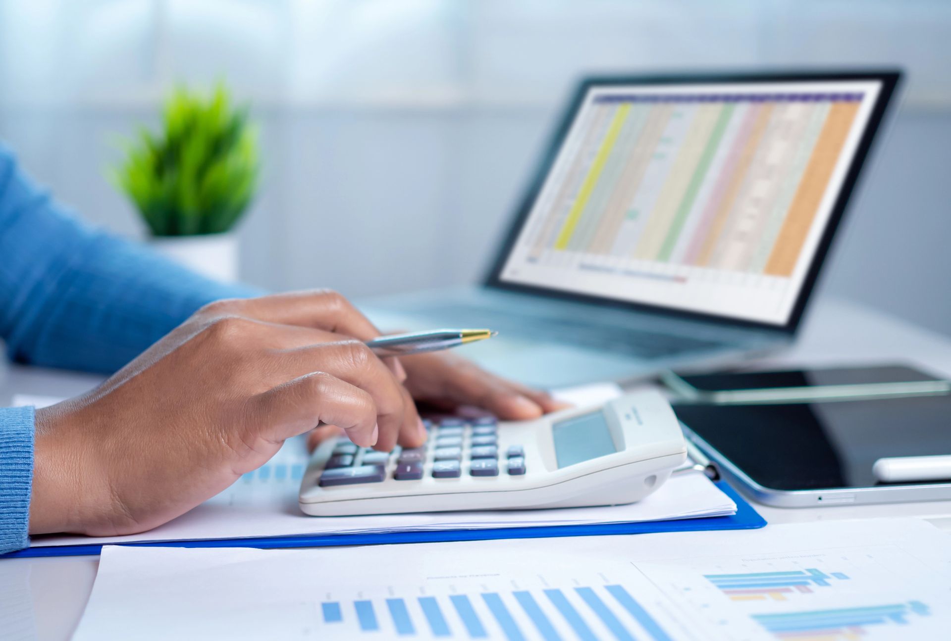 Equipo de contabilidad revisando reportes financieros
