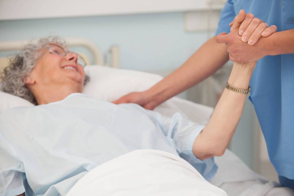 Signora anziana a letto