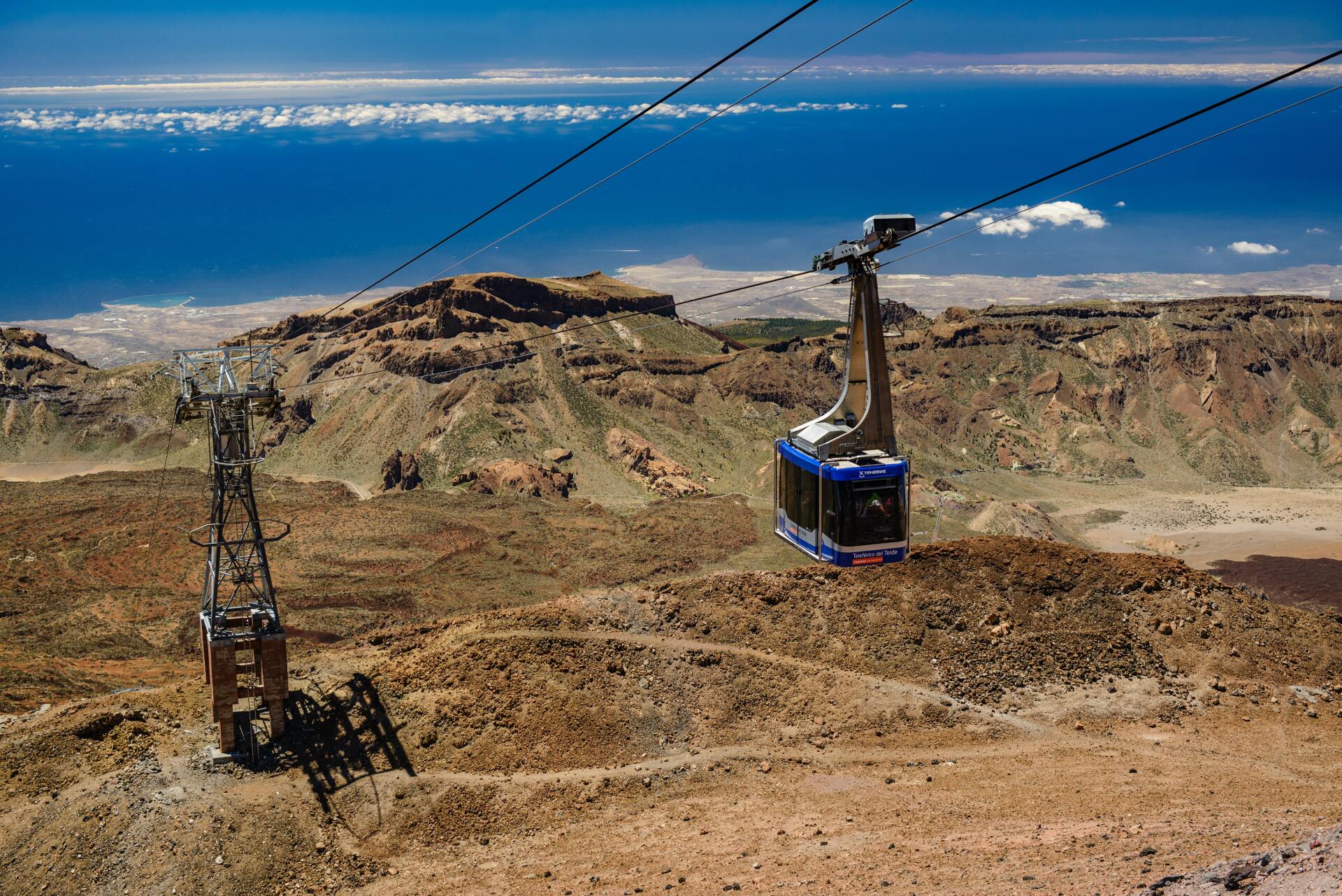 Eine Seilbahn fährt einen Hügel hinunter.