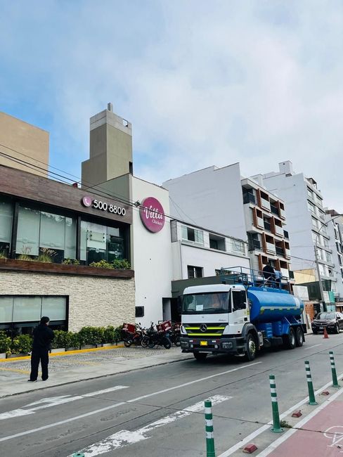 Camión cisterna de agua potable en Lima