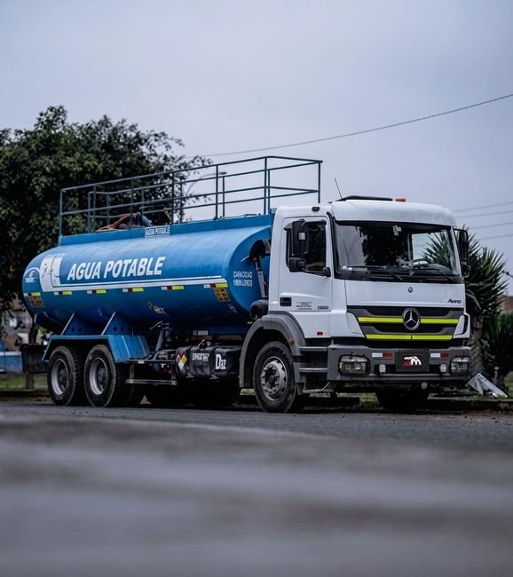 Camión cisterna de agua potable en Lima