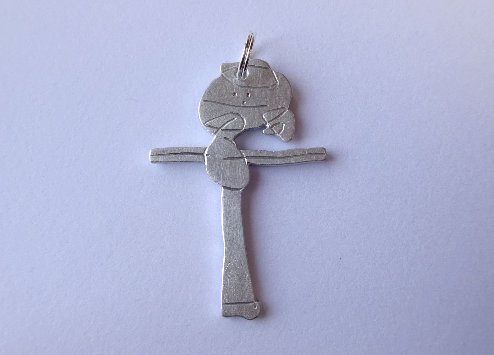 Aluminium hanger van een kindertekening poppetje.