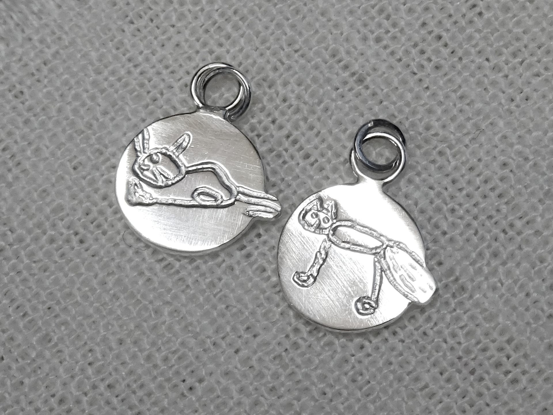 Hangertjes voor een bedelarmbandje met katjes van kindertekeningen.