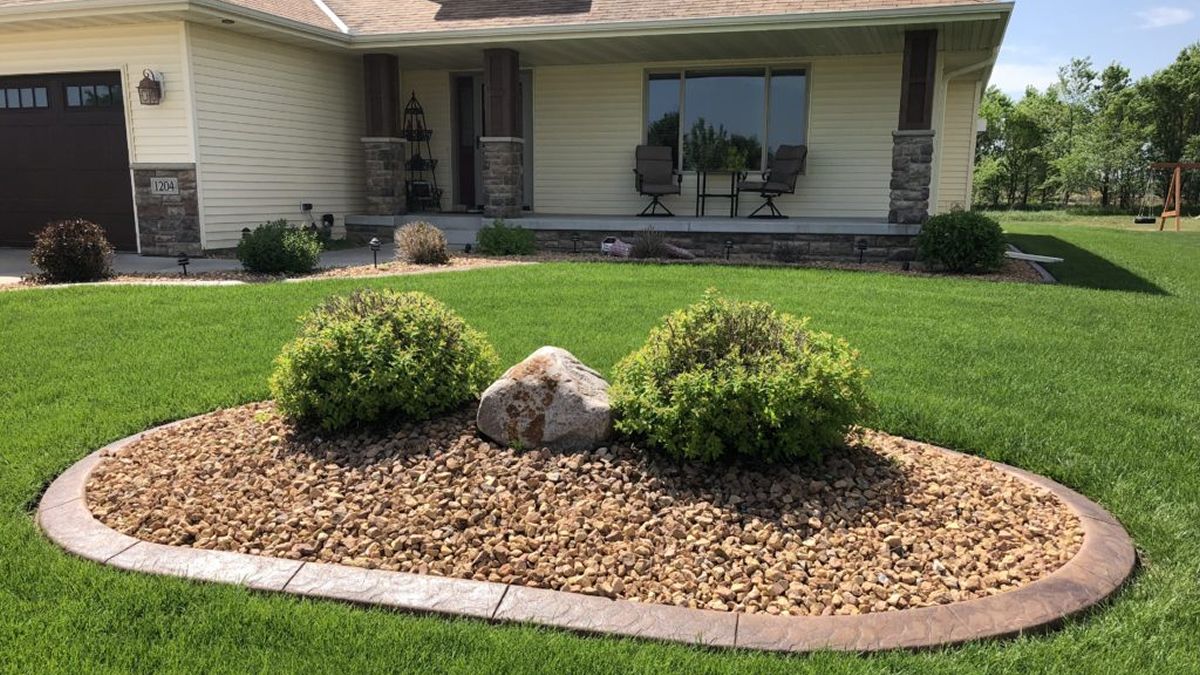 Concrete landscape curbing
