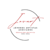 Logotipo para Jóvenes Artistas Asociados con letras rojas y detalles circulares negros sobre un fondo blanco.