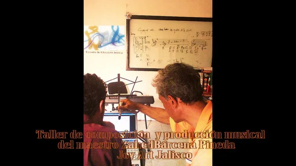 Un hombre canta en un micrófono de estudio junto a una mesa de mezclas en una cabina de grabación.